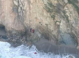 Complejo rescate de dos submarinistas en Cudillero VIDEO