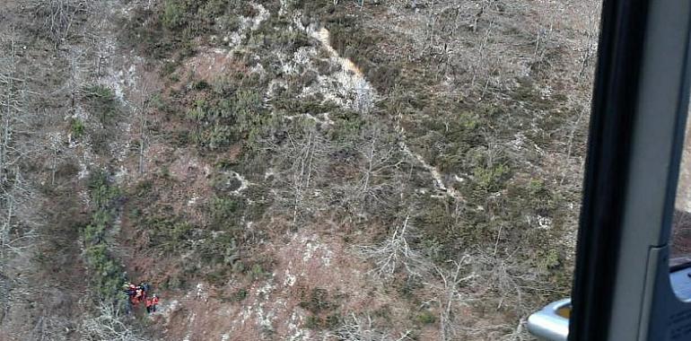 Rescatado con helicóptero en Ponga tras caer 20 metros por una ladera