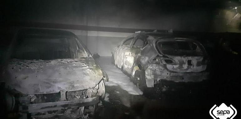Incendio en garaje vecinal de Navia calcina varios vehículos