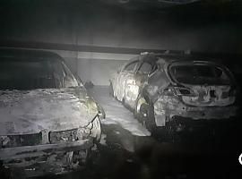 Incendio en garaje vecinal de Navia calcina varios vehículos