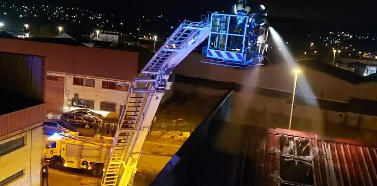 Sofocado el incendio de una nave de plásticos en Bobes, de Granda Siero