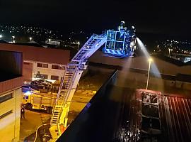 Sofocado el incendio de una nave de plásticos en Bobes, de Granda Siero