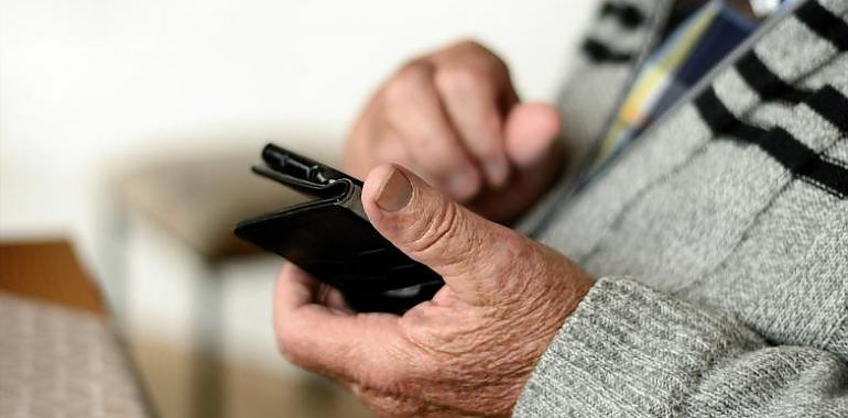 Conecta Joven organiza en Avilés un nuevo taller de manejo de smartphones para personas mayores de 65 años