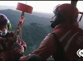 Rescate en helicóptero de un ciclista anoche en San Martín del Rey Aurelio