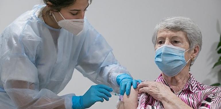 Asturias vacuna contra el covid a más de 10.000 personas en un día