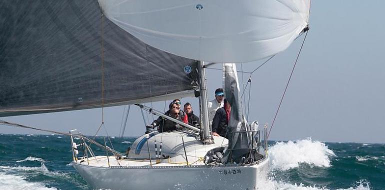 Ayer se celebró en la bahía de San Lorenzo la cuarta regata del Trofeo de Primavera de Cruceros