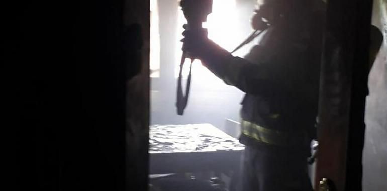 Controlado incendio en una vivienda de la calle Doñalir 2, en Salas 