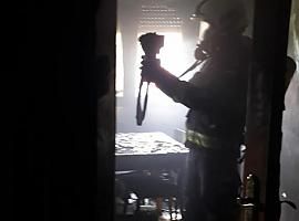 Controlado incendio en una vivienda de la calle Doñalir 2, en Salas 