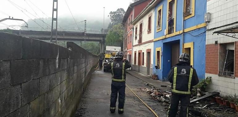 Controlado un incendio urbano en Mieres