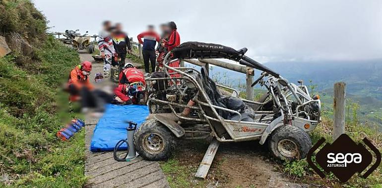 Dos heridos al caer un buggy en Alto de la Molinera de Mieres