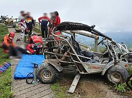 Dos heridos al caer un buggy en Alto de la Molinera de Mieres