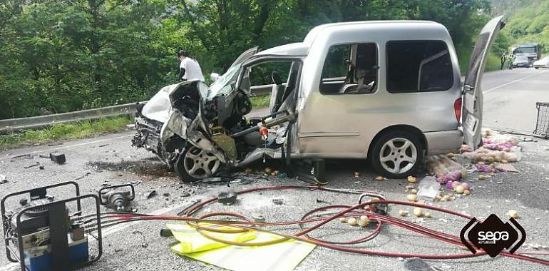 Tres personas han resultado heridas de consideración en un accidente de tráfico en Pravia