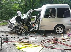 Tres personas han resultado heridas de consideración en un accidente de tráfico en Pravia
