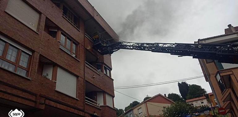 Un afectado por inhalación de humo en un incendio urbano en Gozón