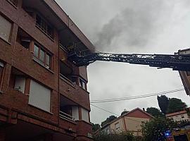 Un afectado por inhalación de humo en un incendio urbano en Gozón