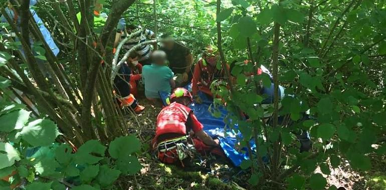 Complejo rescate de herido por coz de caballo en Casomera de Aller