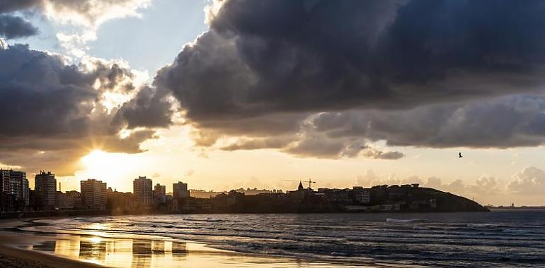 Gijón activa el Protocolo por eventos contaminantes en el litoral tras las intensas lluvias