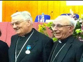 Monseñor José Sánchez recibe la Medalla de Honor de la Emigración