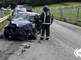 Mujer de 46 años herida en accidente en la NV-5 a la altura de Navia