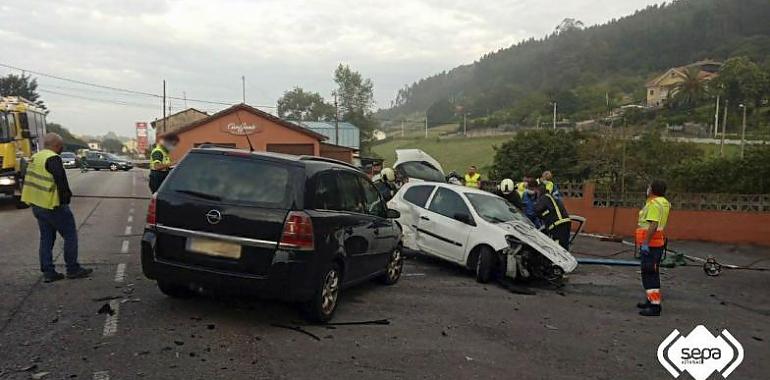 Dos heridos en un accidente entre dos turismos y dos camiones en la AS-19 a la altura de Prendes