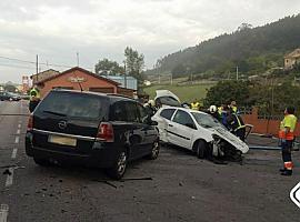 Dos heridos en un accidente entre dos turismos y dos camiones en la AS-19 a la altura de Prendes