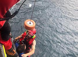 Rescatados por aire tres tripulantes náufragos en Cudillero