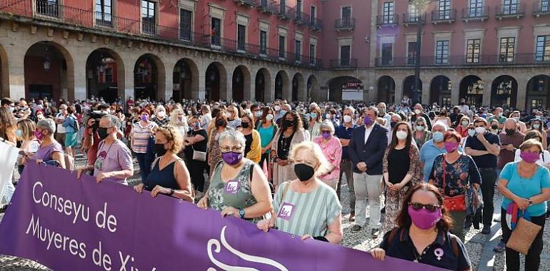 Concentración en Gijón en repulsa por las agresiones sexuales