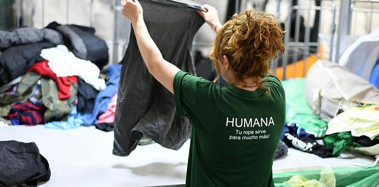 Humana recupera 2,5 millones de prendas en Asturias en la primera mitad del año para darles una segunda vida con gente que lo necesita
