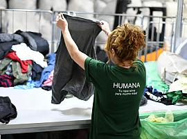 Humana recupera 2,5 millones de prendas en Asturias en la primera mitad del año para darles una segunda vida con gente que lo necesita