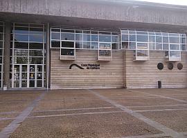 Casi 22.000 euros costará poner puertas automáticas en la Casa de Cultura de Avilés
