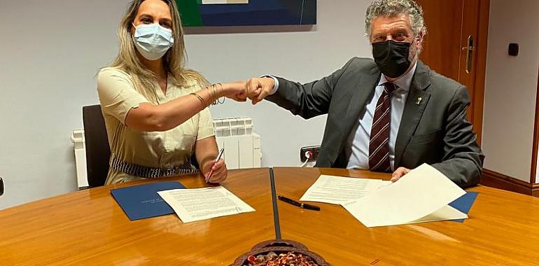 El Gobierno del Principado firma un convenio de colaboración con el alcalde de Navia