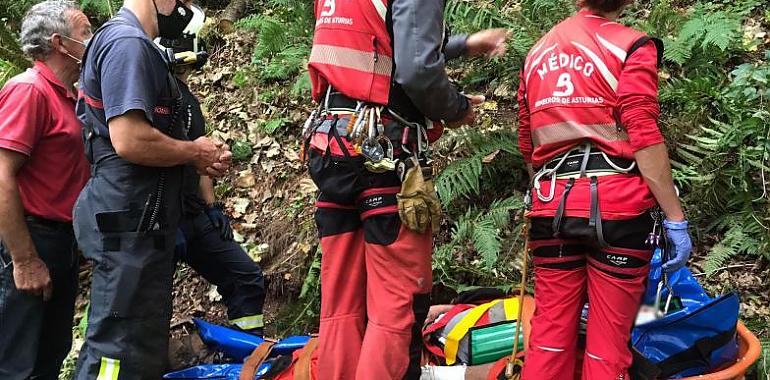 Rescatado con graves traumatismos un vecino de Arnín de Colunga