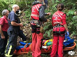 Rescatado con graves traumatismos un vecino de Arnín de Colunga