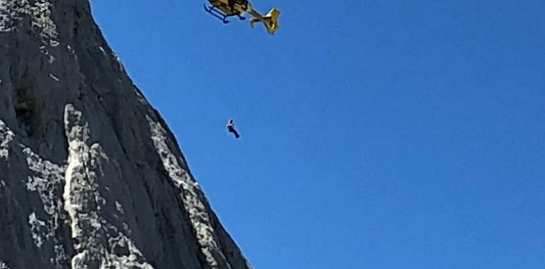 Herido tras sufrir una caída de unos 20 metros mientras escalaba la vía Espejismo de Verano en Cabrales