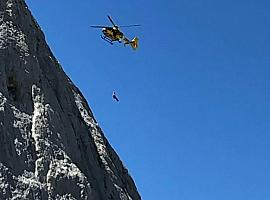 Herido tras sufrir una caída de unos 20 metros mientras escalaba la vía Espejismo de Verano en Cabrales