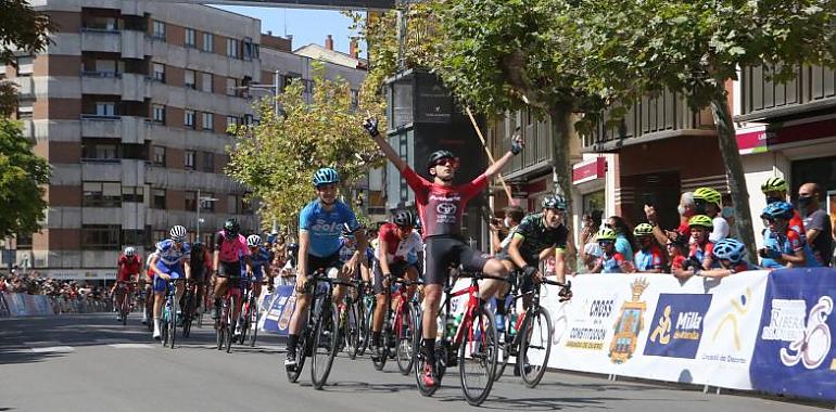 Victoria del ciclista asturiano Samuel Fernández Heres en la Vuelta Junior a la Ribera del Duero