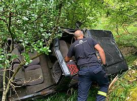 Un fallecido y un herido grave tras salir de la vía un vehículo en Corés de Somiedo