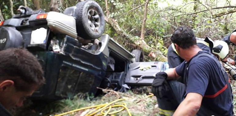 Herido tras volcar con su vehículo en la AS-341, en Parres