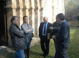 Comienzan los trabajos de limpieza y acondicionamiento del entorno de la Iglesia de San Antolín de Bedón