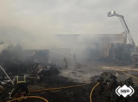 Equipos de bomberos logran controlar el incendio industrial en Fonciello de Llanera