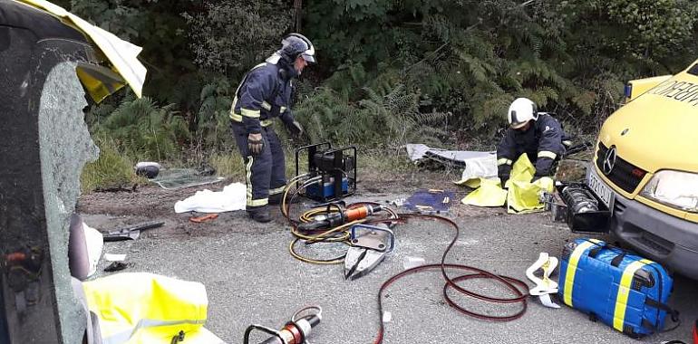 Herido grave tras vuelco del vehículo en La Felguera