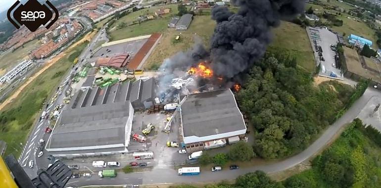 Tras una intensa lucha contra el incendio en una nave de Llanera, se extingue el fuego