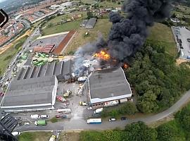 Tras una intensa lucha contra el incendio en una nave de Llanera, se extingue el fuego