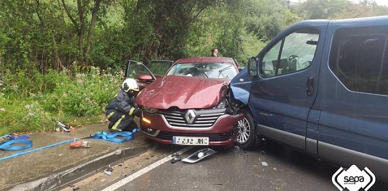 Dos heridos tras colisionar un turismo y una furgoneta en Overo de Corvera