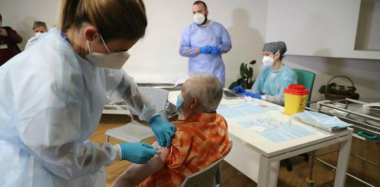 La efectividad de las vacunas para evitar muertes por coronavirus en las residencias de mayores se mantiene en el 98,9% a los ocho meses