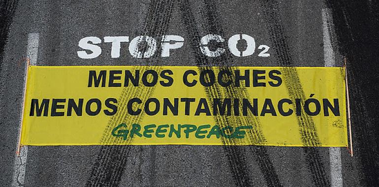 En la "semana de la movilidad" Greenpeace denuncia el abuso del coche y protesta contra la ampliación de los aeropuertos