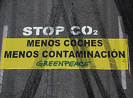 En la "semana de la movilidad" Greenpeace denuncia el abuso del coche y protesta contra la ampliación de los aeropuertos