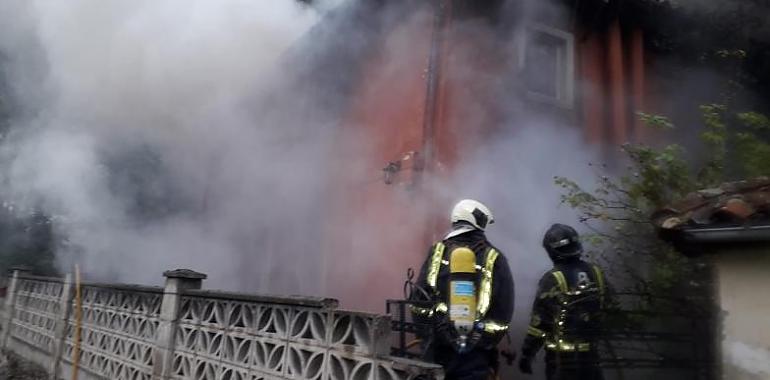 Mieres fue testigo de un incendio importante anoche aunque no hay que lamentar heridos