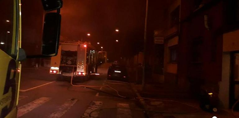 Incendio en Mieres la pasada noche con una mujer que ha tenido que ser hospitalizada
