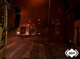 Incendio en Mieres la pasada noche con una mujer que ha tenido que ser hospitalizada